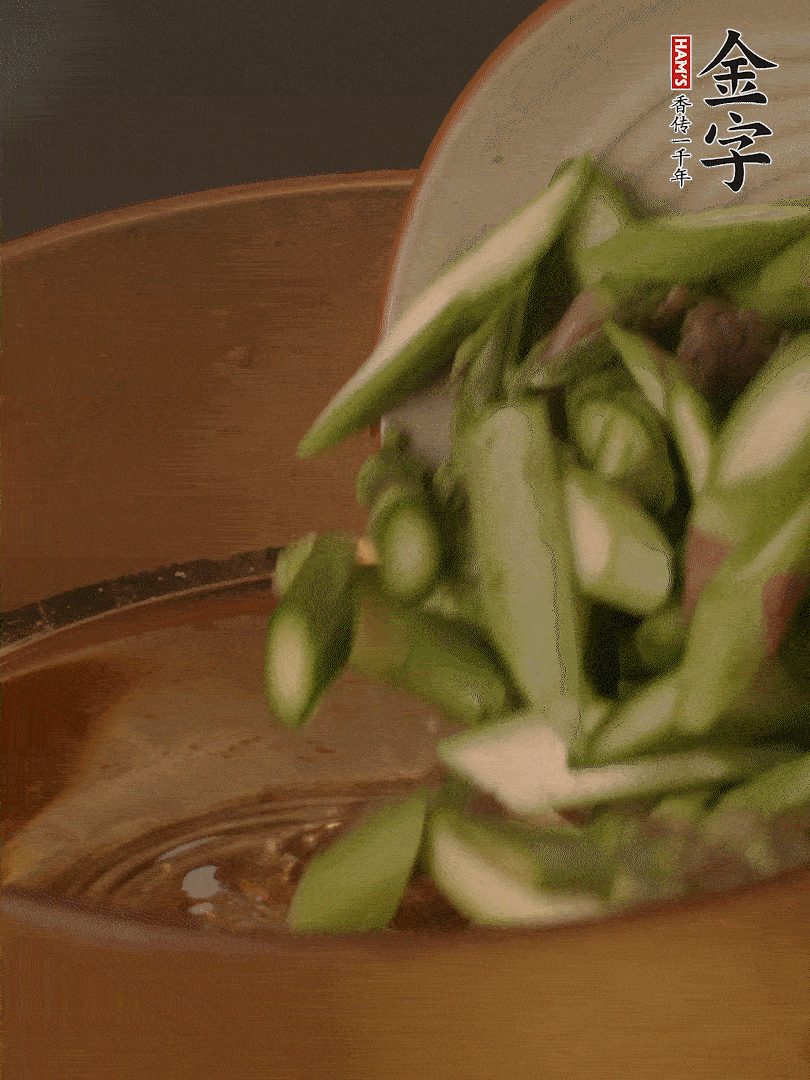 蘆筍、白玉菇焯水30秒備用。