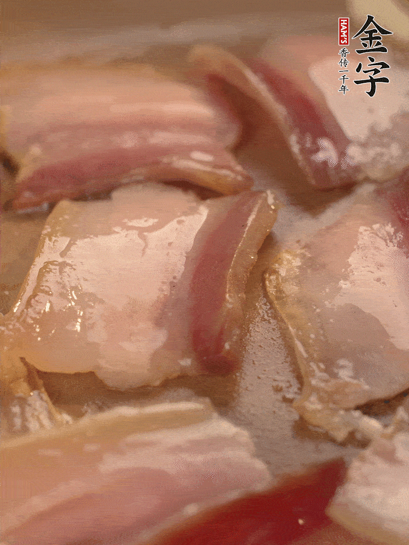 鍋中熱油煸香大蒜、咸肉。