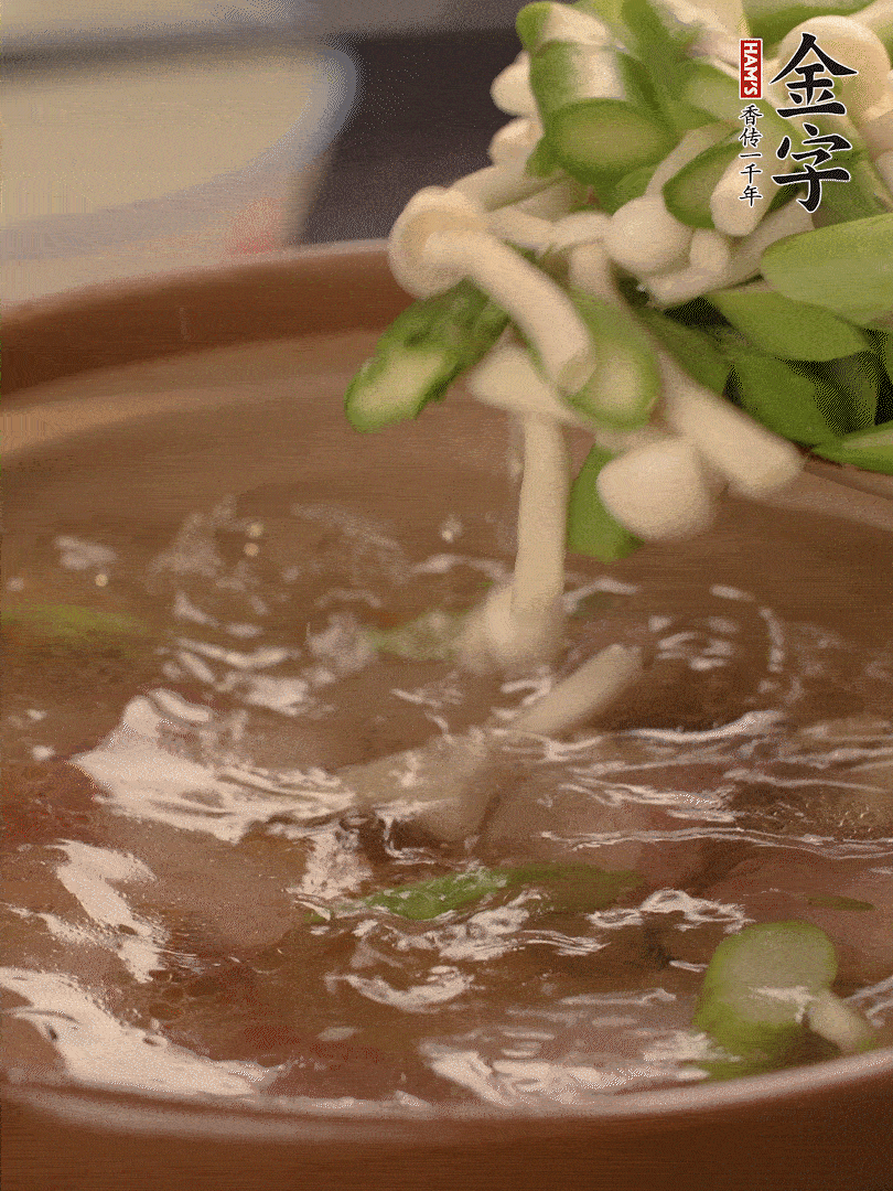 咸肉肥肉部分變透明時(shí)，加清水，放蘆筍、白玉菇大火煮開。