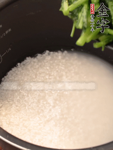 茼蒿、香腸放入浸泡好的大米，水沒過大米半指煮熟。