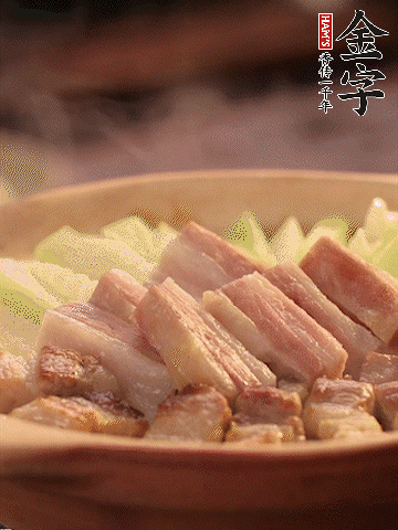 金字淡咸肉切條，焯水備用。