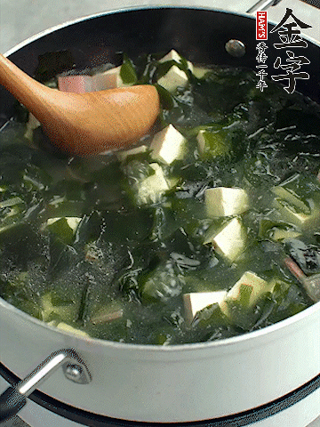 煮到沸騰后，再放入豆腐蓋蓋子煮3分鐘。