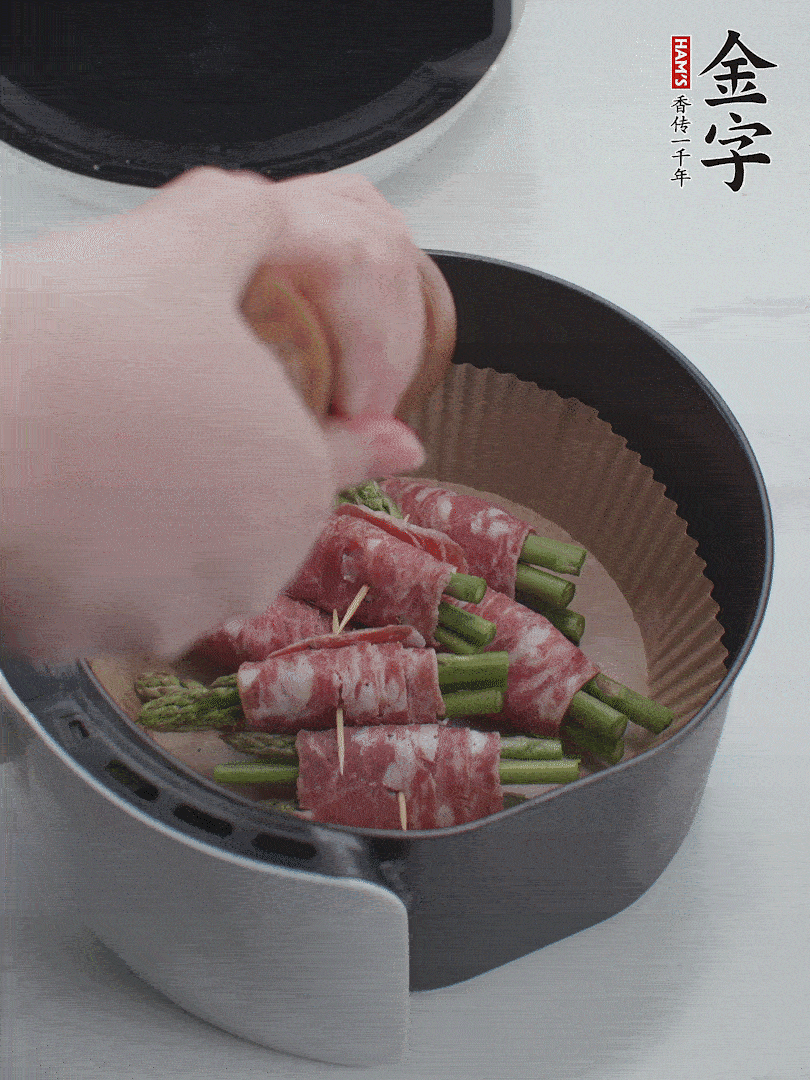 在培根卷上撒點(diǎn)黑胡椒碎。