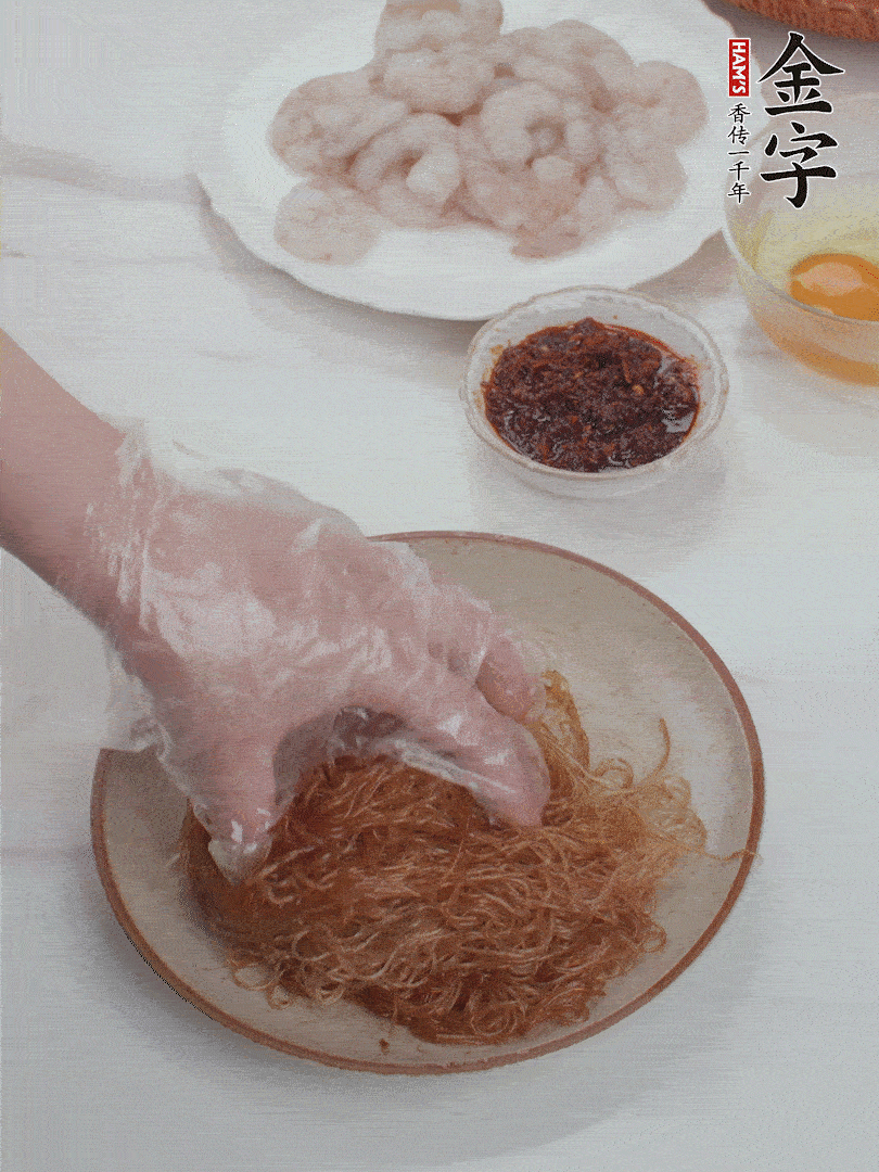 粉絲泡軟后，入沸水煮10秒，撈出后加1/2勺老抽、1/2勺食用油挑松。