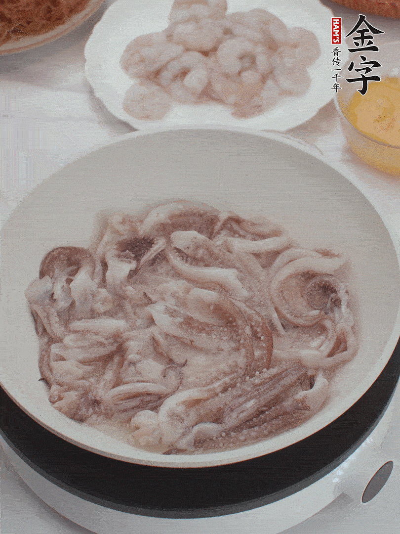 蝦仁、魷魚滑油，蛋液炒制半熟。