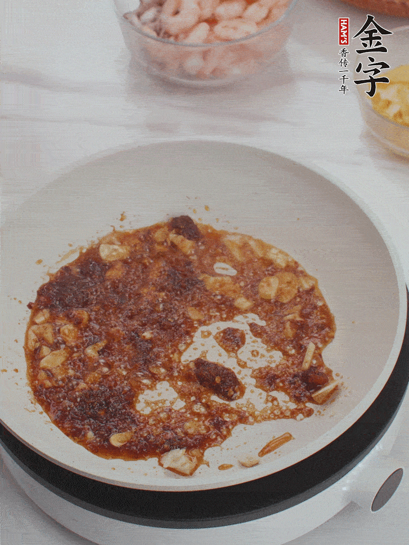 冷鍋熱油，1大勺金字火腿XO醬、蒜末炒香，倒粉絲一起炒。