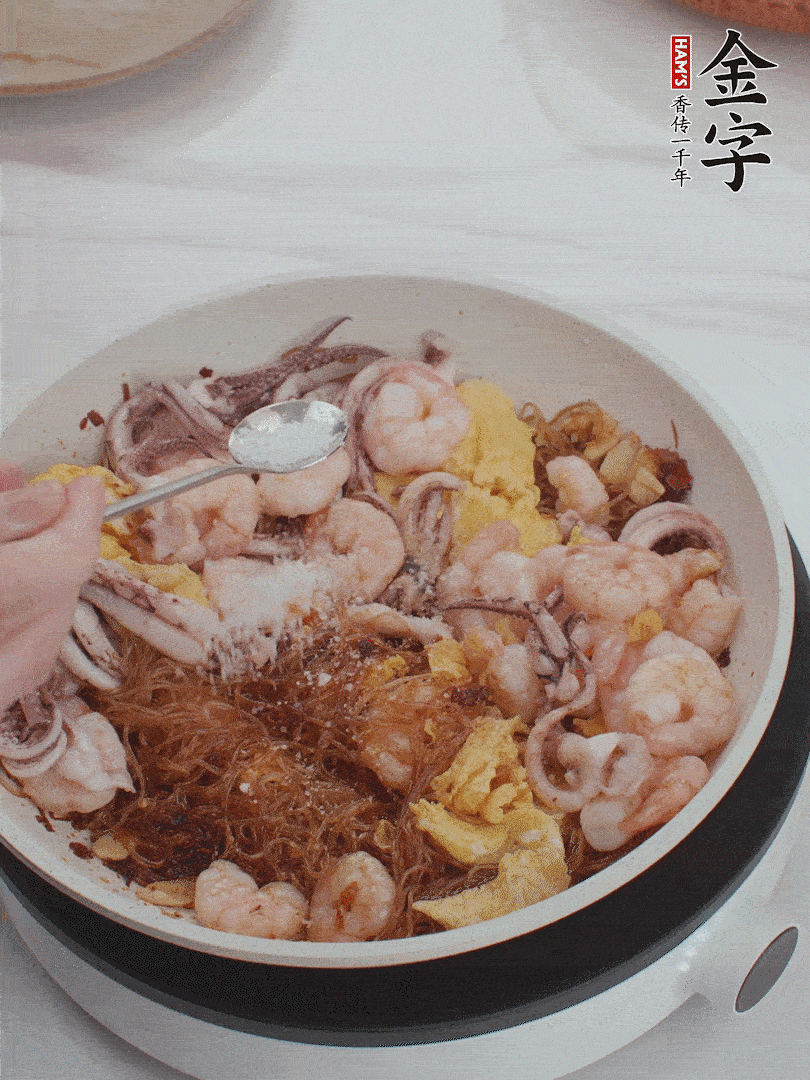 加雞蛋，蝦仁，魷魚混合。
