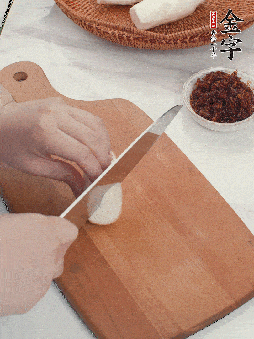 茭白剝殼，洗凈后切滾刀塊。