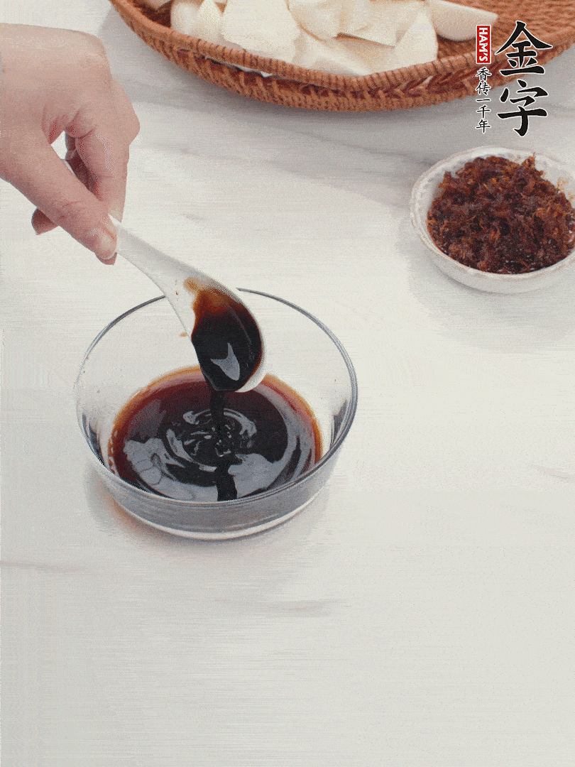 將生抽、老抽、黃酒和白砂糖在小碗里調(diào)成味汁。
