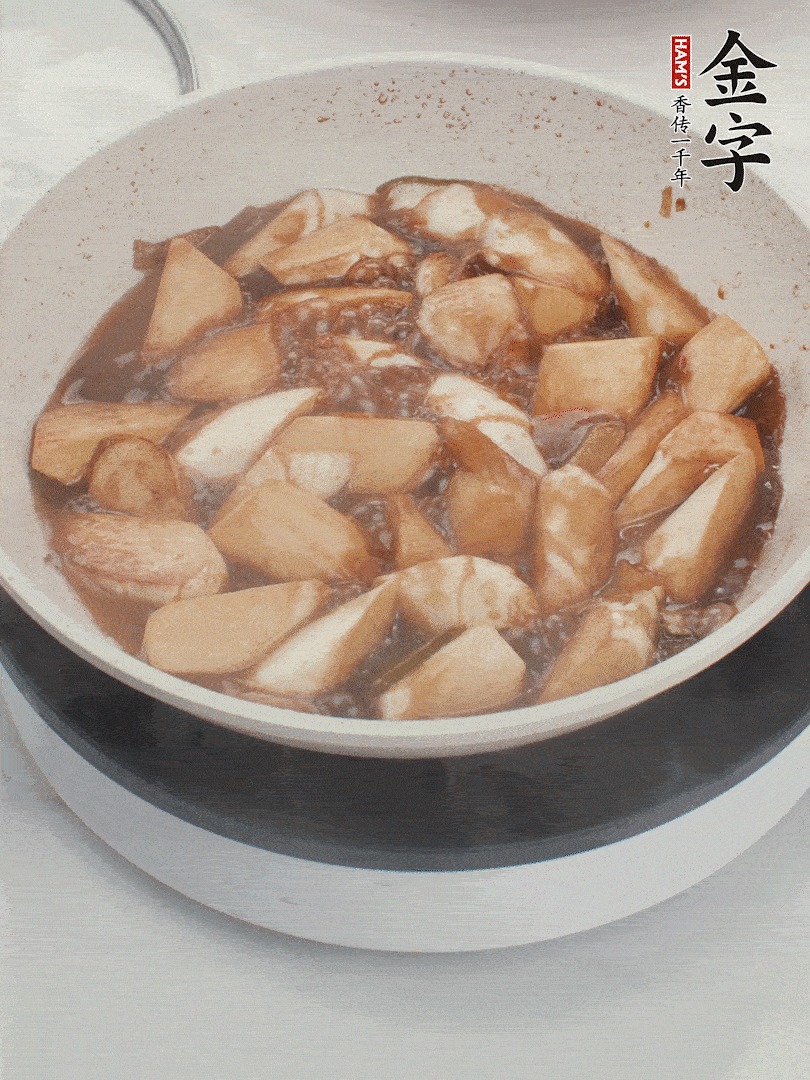 待茭白煸到微微發(fā)黃加入調(diào)好的味汁翻炒。加一小碗清水蓋蓋子燜3-4分鐘。