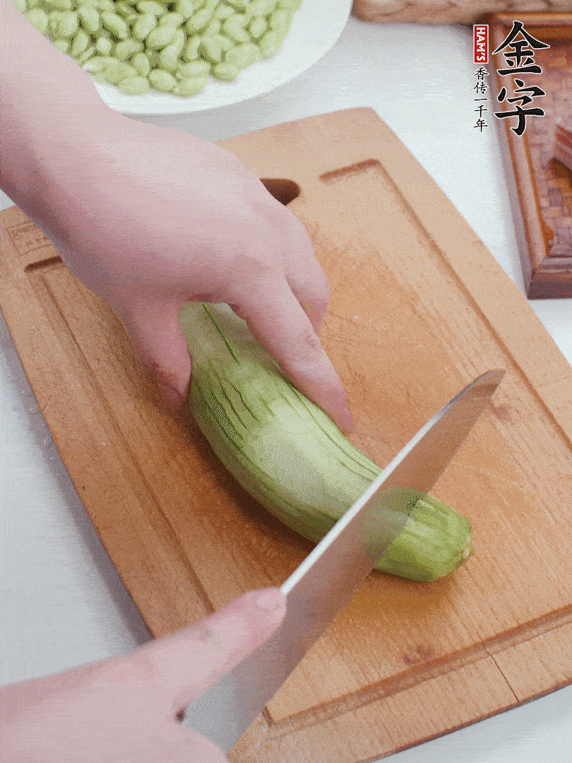 絲瓜去掉外皮，去掉兩端，切成滾刀塊。