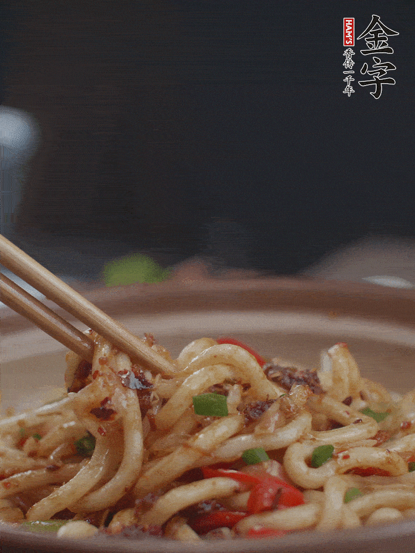 一小撮鹽調(diào)味。最后可以點(diǎn)綴香蔥段。
