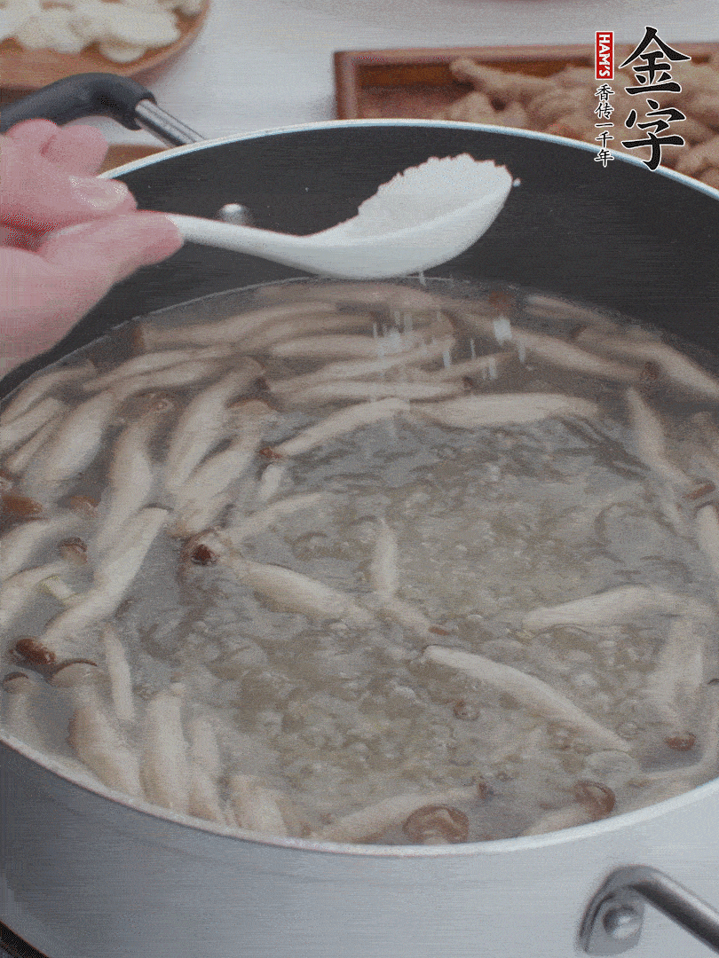 1勺鹽、一點(diǎn)胡椒粉調(diào)味。