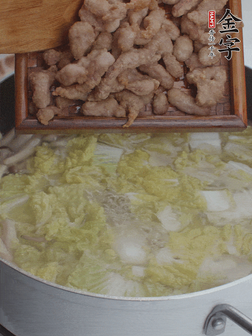 水開后煮10分鐘，下娃娃菜、小酥肉煮3分鐘。