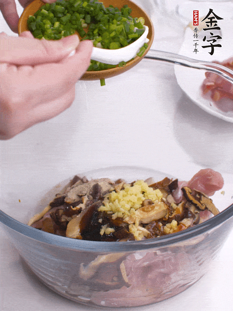 雞肉、香菇混合，加清水1/3杯、料酒1勺、蠔油1勺、鹽1勺、糖1/4勺、白胡椒1/4勺、食用油1勺、香油1/4勺、姜末、蔥花，攪拌均勻腌制2小時。