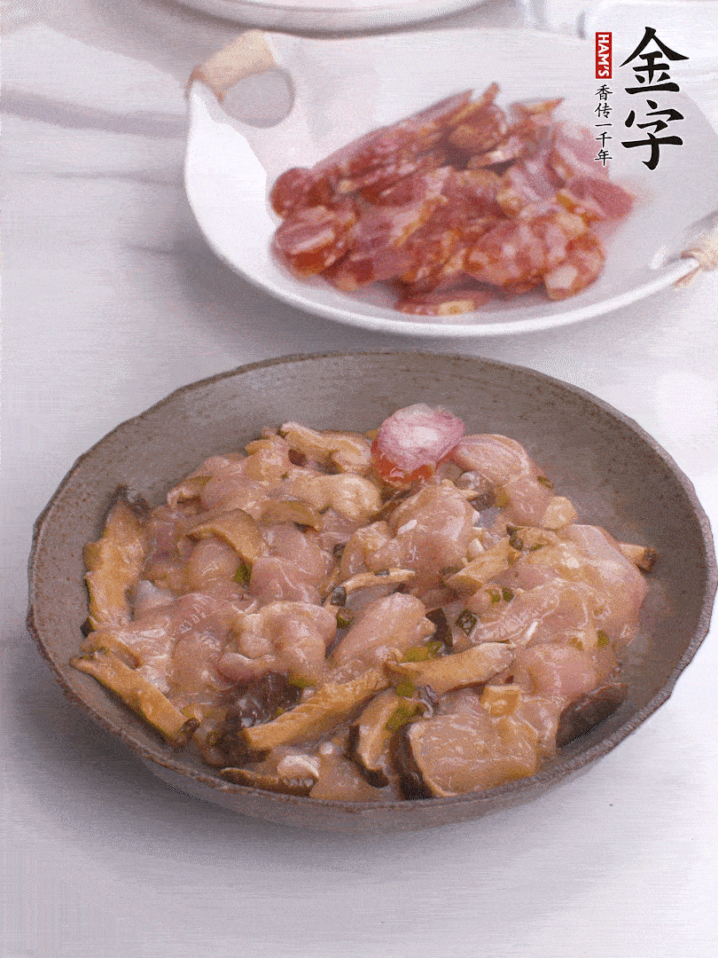 腌制后，雞肉中加淀粉1勺，頂部碼上香腸片。