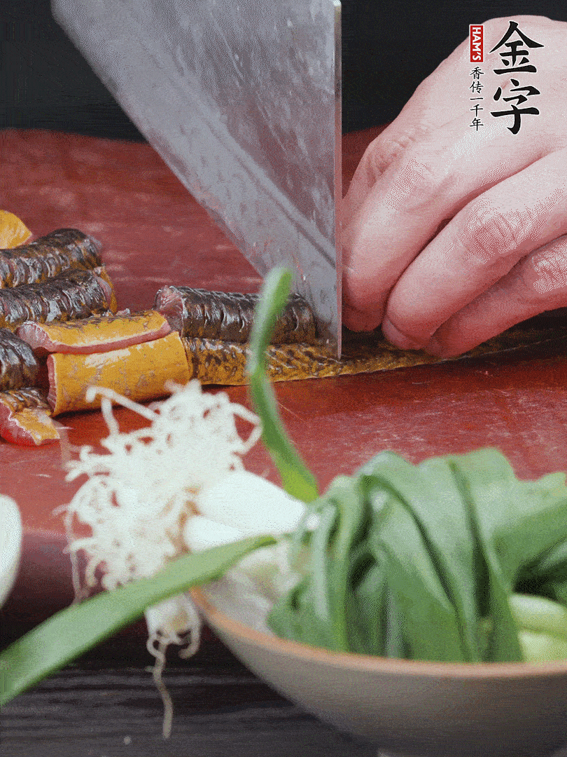 黃鱔去內臟洗凈，切花刀斬段。沸水下鍋，加黃酒焯水去血沫。