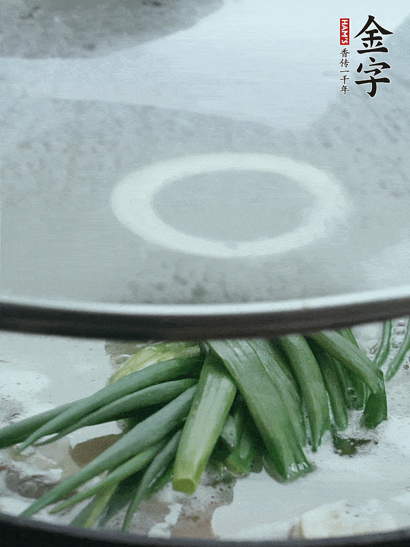 加蔥結去腥，大火開后中火燒20分鐘。