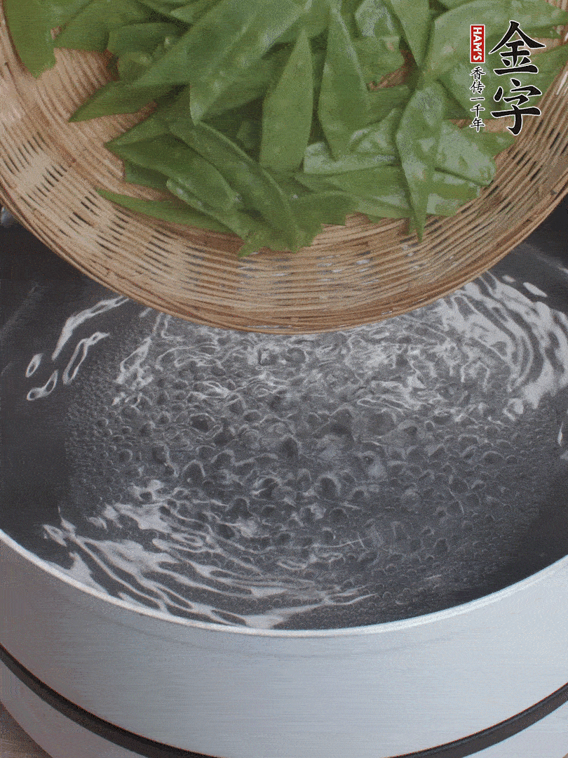 甜豆莢撕掉老筋，斜切兩半，焯水1分鐘。
