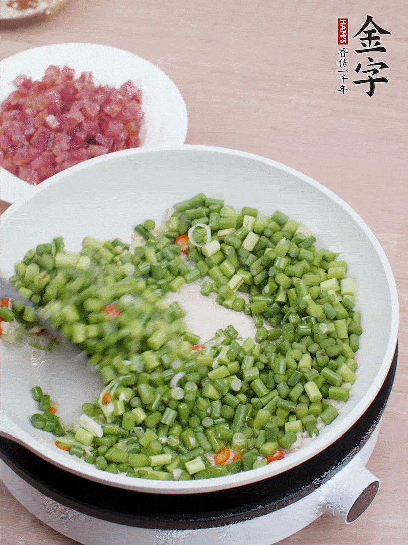 下蒜苔丁、一點鹽翻炒。