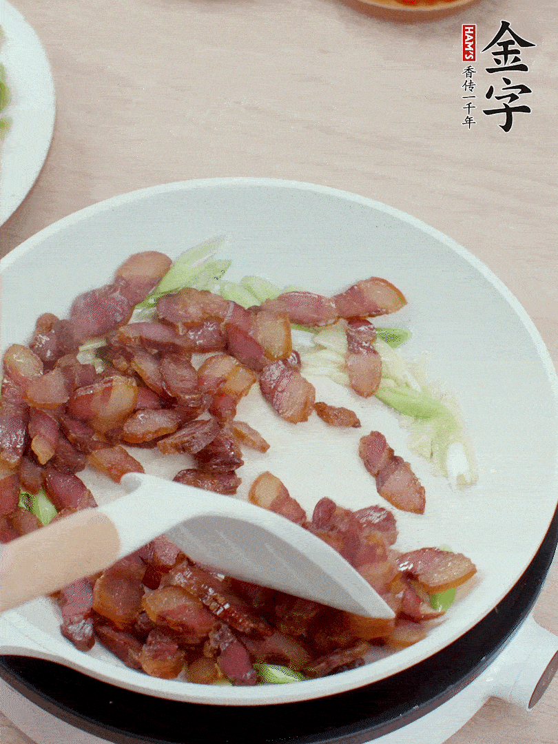 鍋中少許油，姜、蒜白爆香，下臘肉煸出油脂。