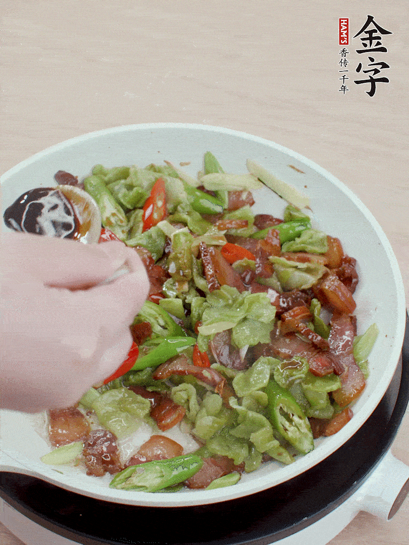 2勺生抽調(diào)味，最后撒蒜葉。