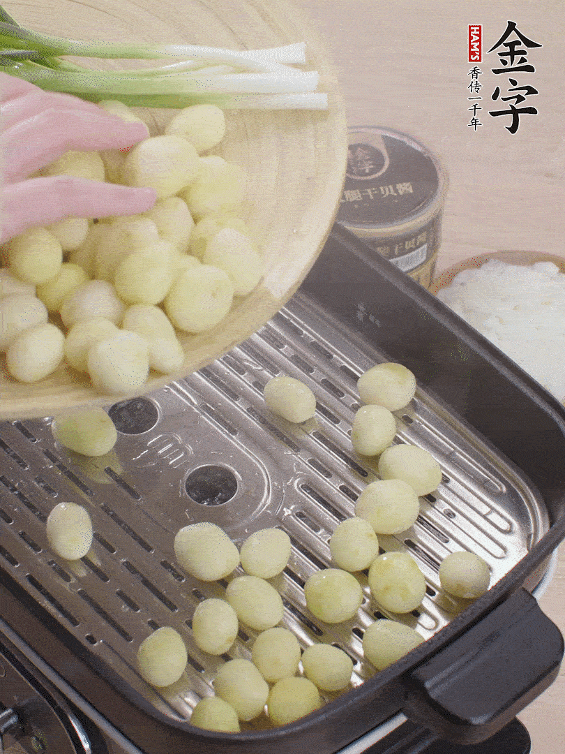 去皮小土豆蒸熟。