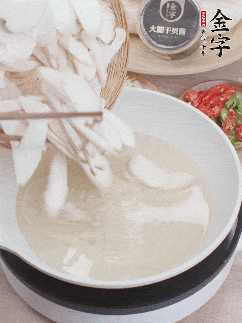 杏鮑菇切成片，油溫7層熱炸2分鐘。