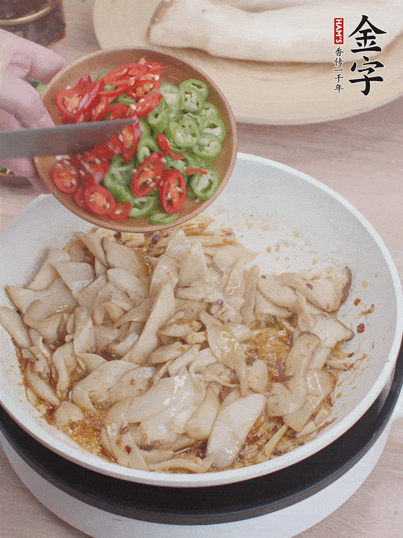 下杏鮑菇、青紅辣椒炒出香味。