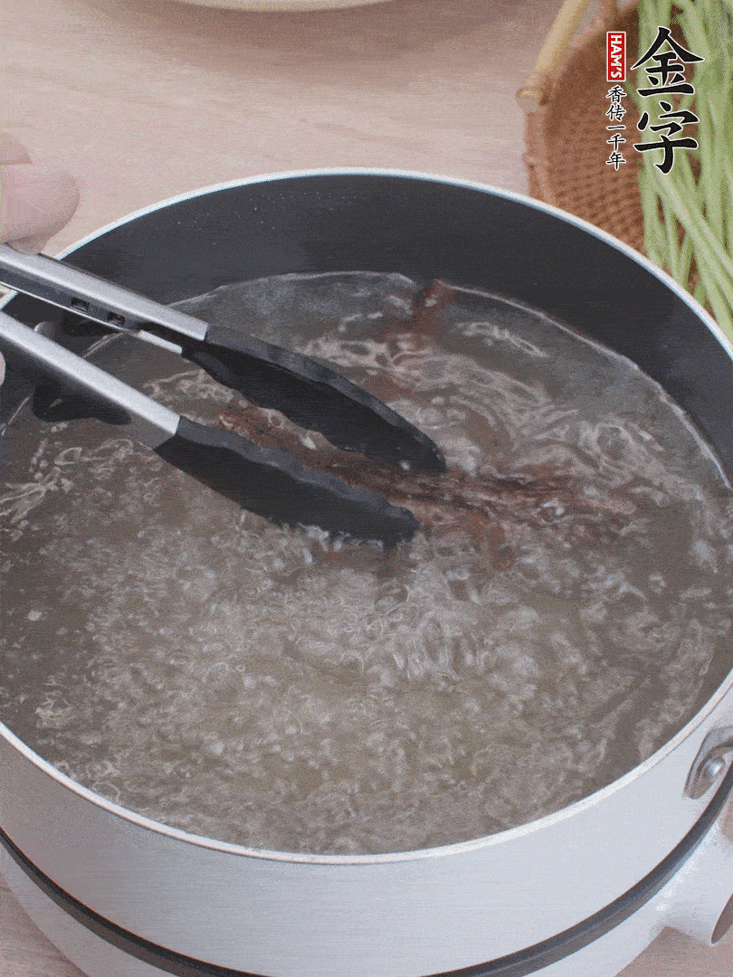 金字醬油肉下鍋煮10分鐘，切薄片。