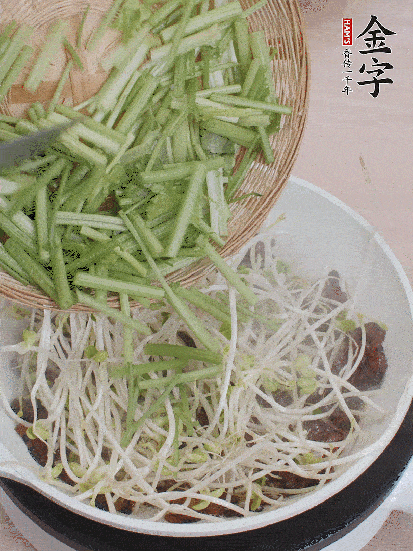 下豆芽、香芹翻炒均勻。