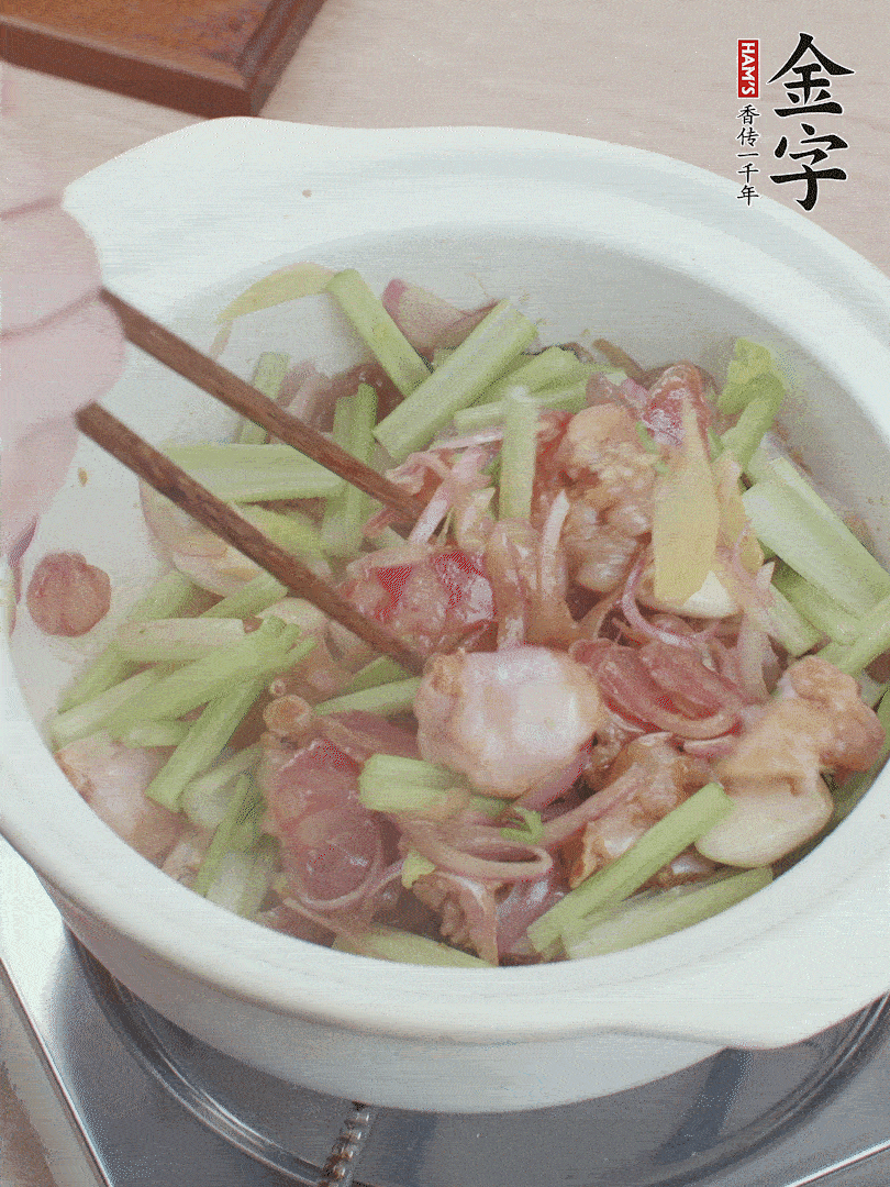 下牛蛙、芹菜、香腸翻炒。