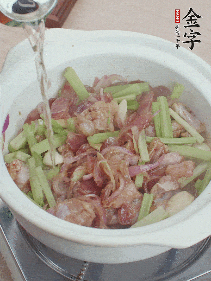 牛蛙變色后，淋點啤酒，加蓋后調(diào)小火燜10分鐘。