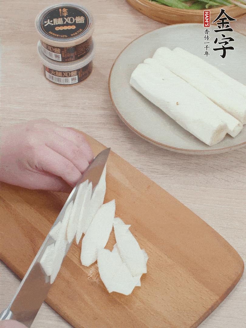 鐵棍山藥去皮，斜刀切片。
