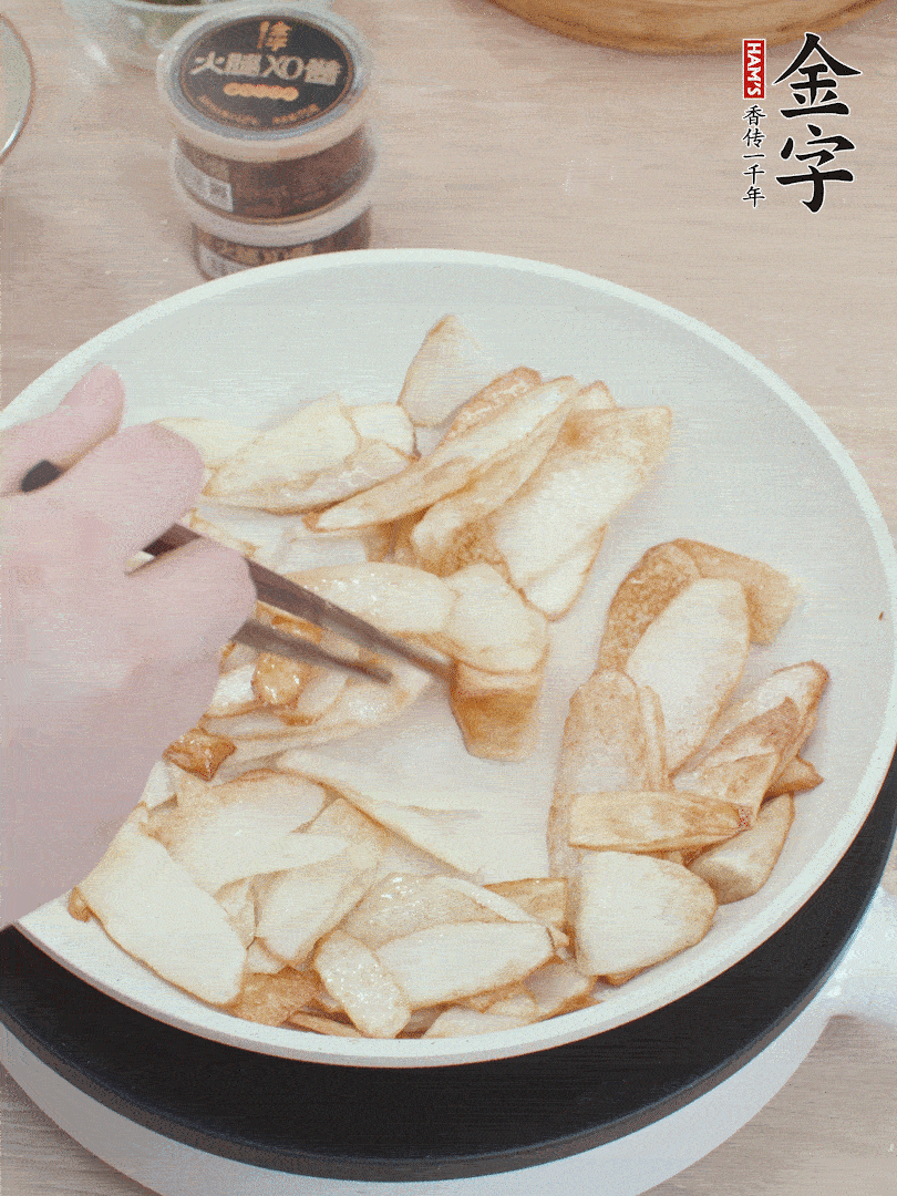 鍋中熱油，山藥煎至兩面金黃。