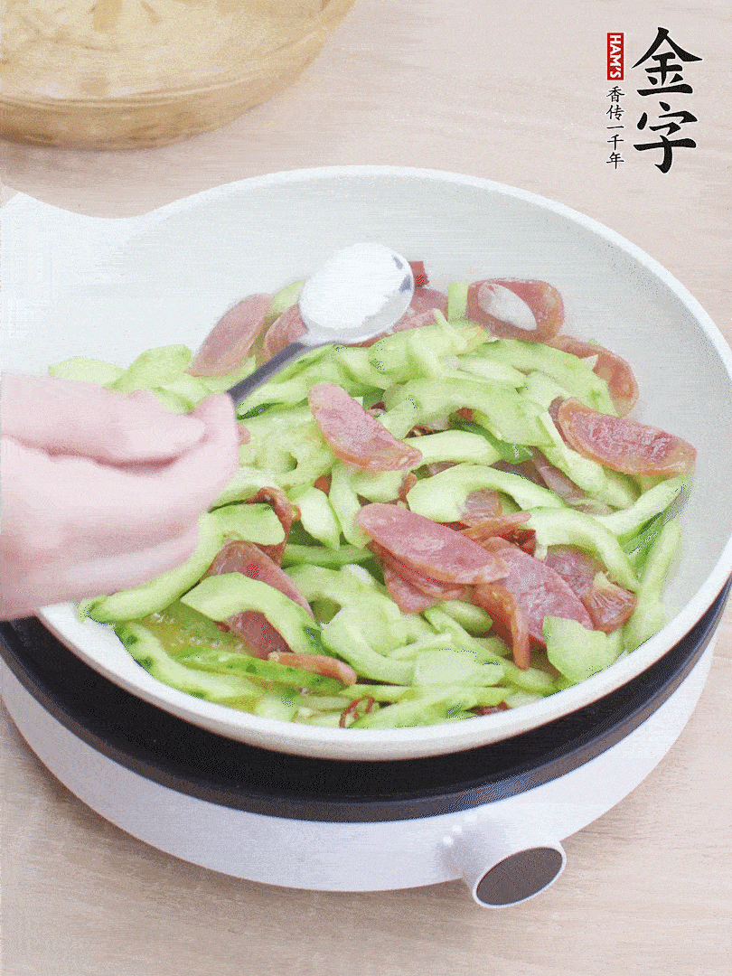 淋點開水，半勺白糖、1勺生抽調(diào)味。