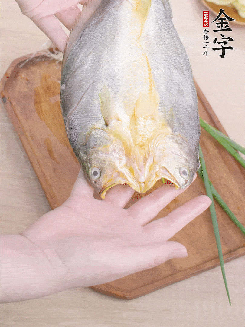 黃魚背部開刀，洗凈切花刀。適量鹽涂抹魚身兩面。