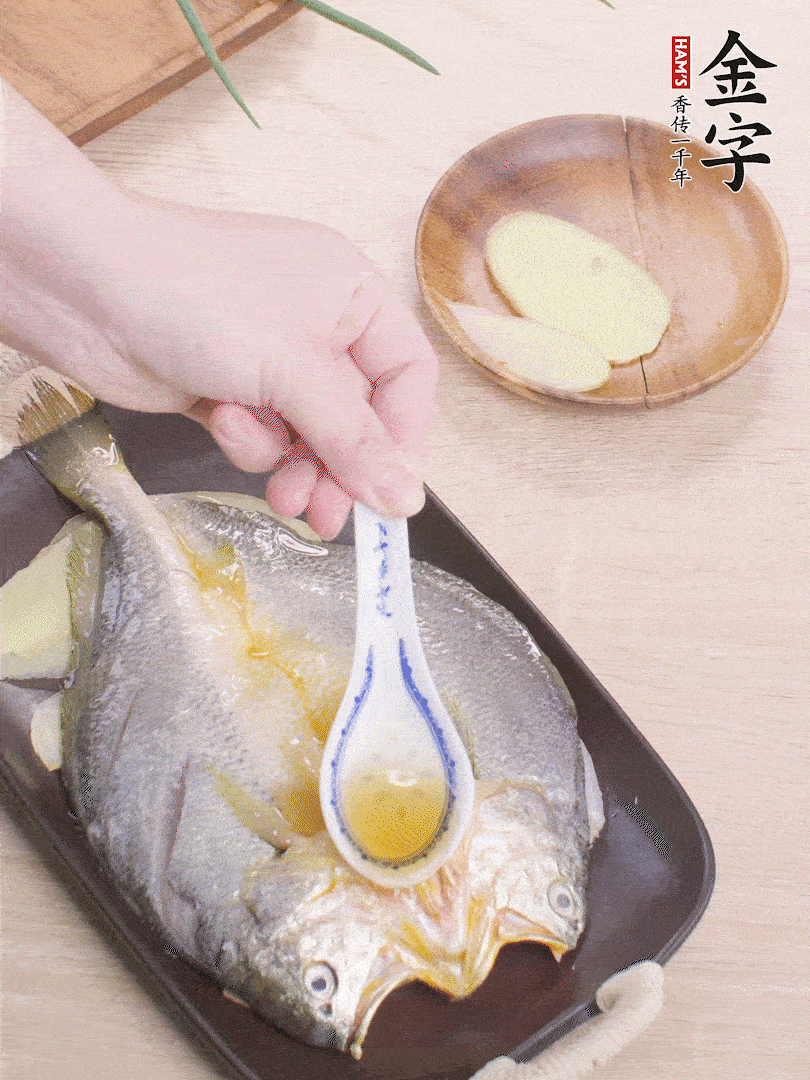 盤底鋪姜片，放黃魚，淋2勺料酒。