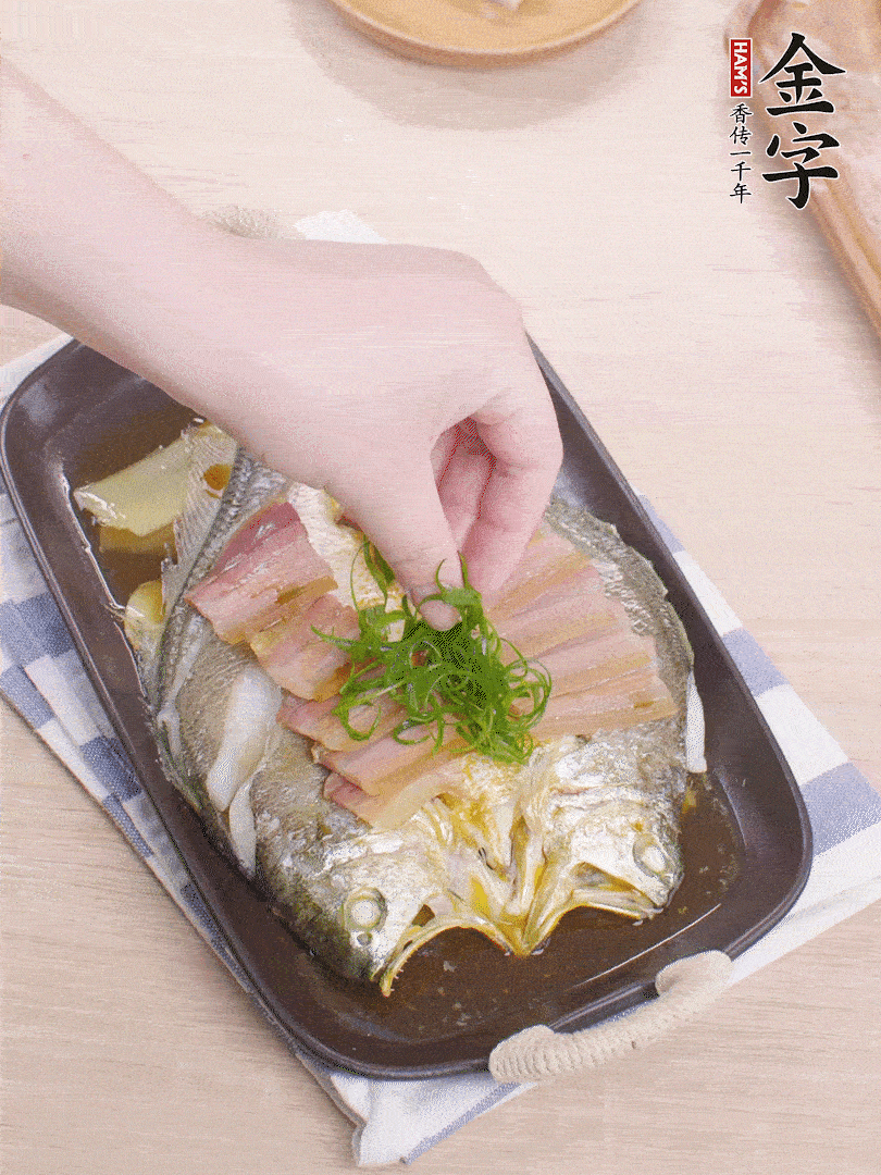 取出姜蔥，淋2勺蒸魚豉油，擺蔥絲。