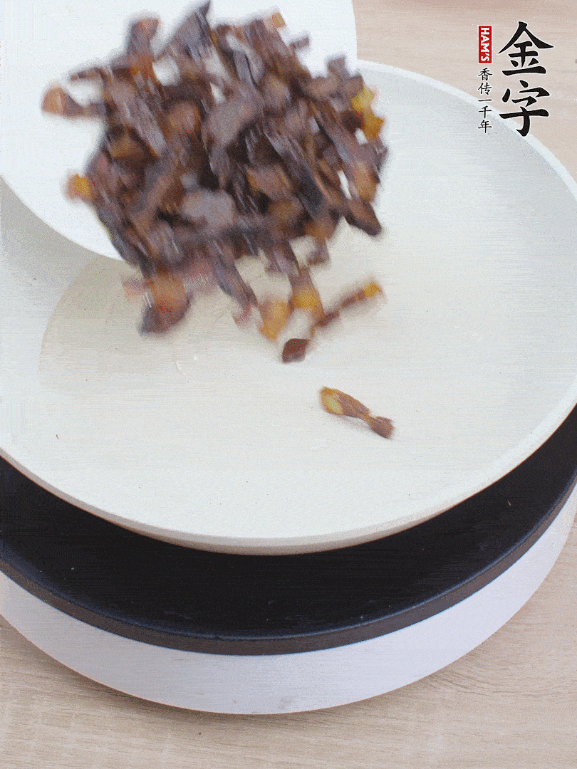 油熱倒醬油肉，編出香味。