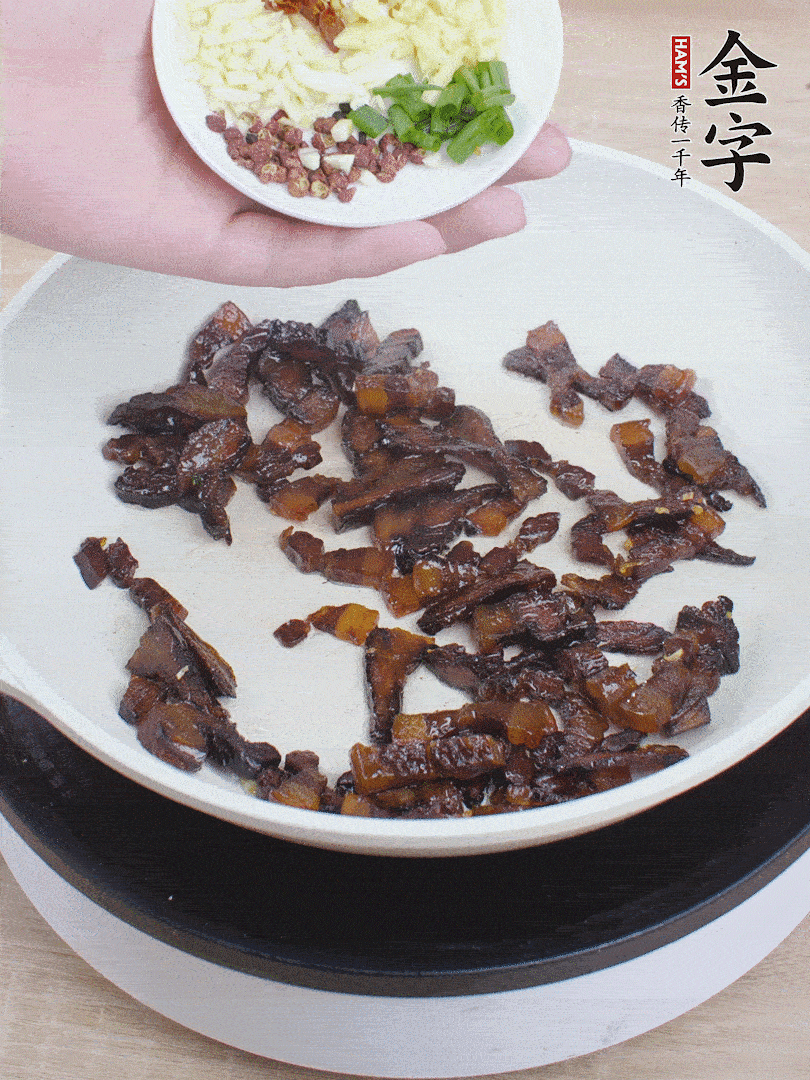 下蔥姜蒜、干辣椒、花椒粒炒香。