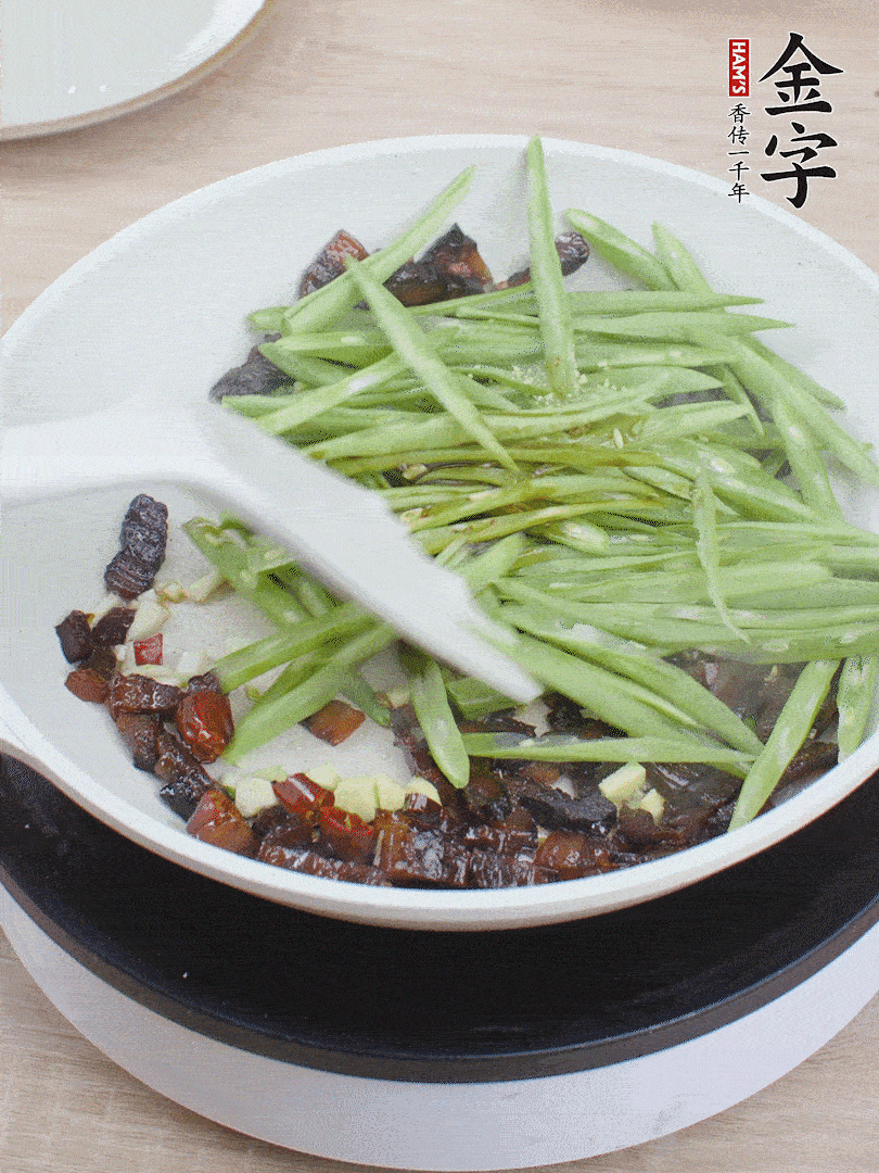 下豆角，生抽、雞精調(diào)味，炒到斷生。