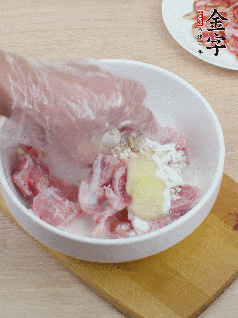 洗凈的小排，加鹽、姜、蒜末、淀粉、胡椒粉抓勻，腌制15分鐘。