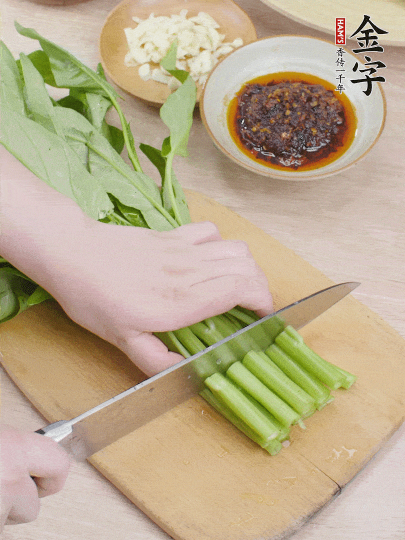 空心菜切段，大蒜拍碎切末。
