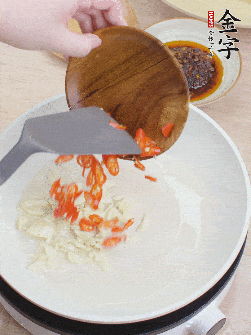 油熱煸香蒜末、辣椒。