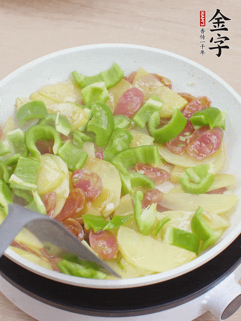 下辣椒翻炒1分鐘。