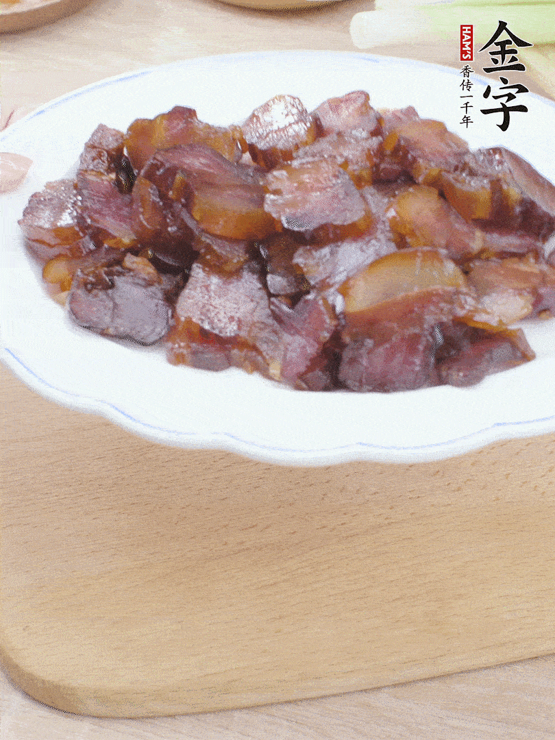金字醬油肉水煮15分鐘，切薄片。