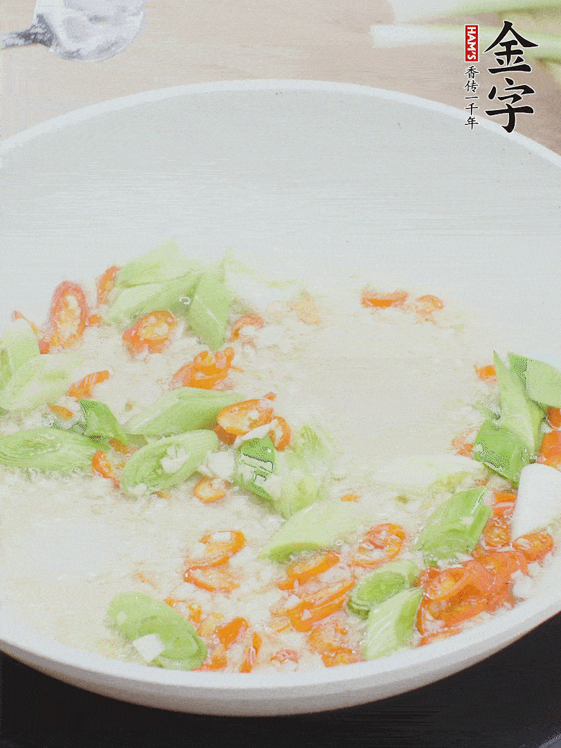 油5成熱時(shí)，下蒜末、辣椒、蒜白煸炒。