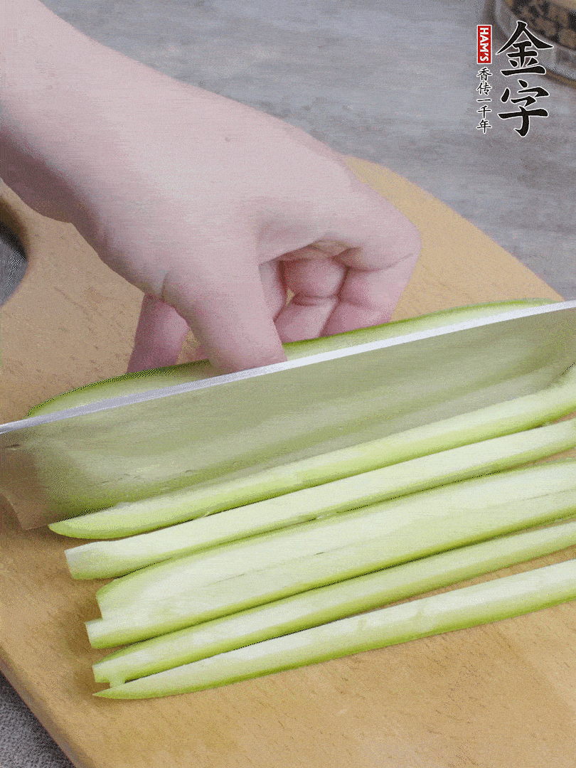 西葫蘆對半切，去瓤切條。