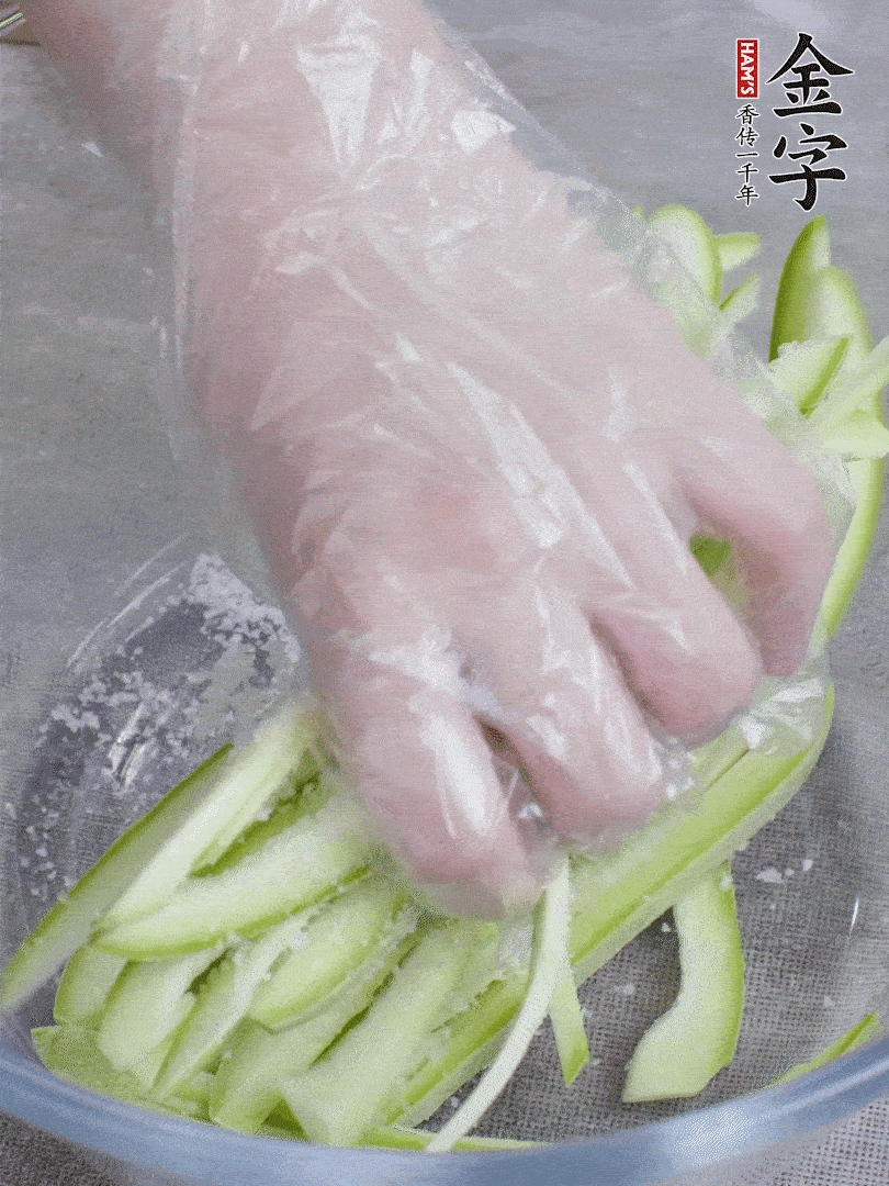 加鹽腌制15分鐘，清洗后擠干水份。